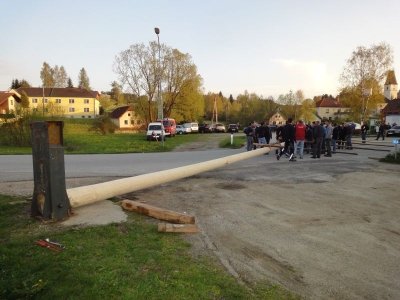 Maibaum Aufstellen